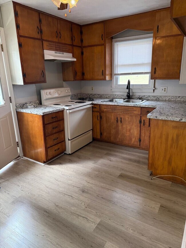 Building Photo - 2 Bed / 1 Bath