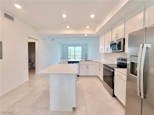 Building Photo - 15285 Grn Acrs Ave