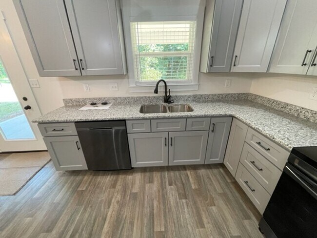 Building Photo - Maryville 37804 - 4 bedroom, 2 bath home - Call Ed Johnson 865-924-5045