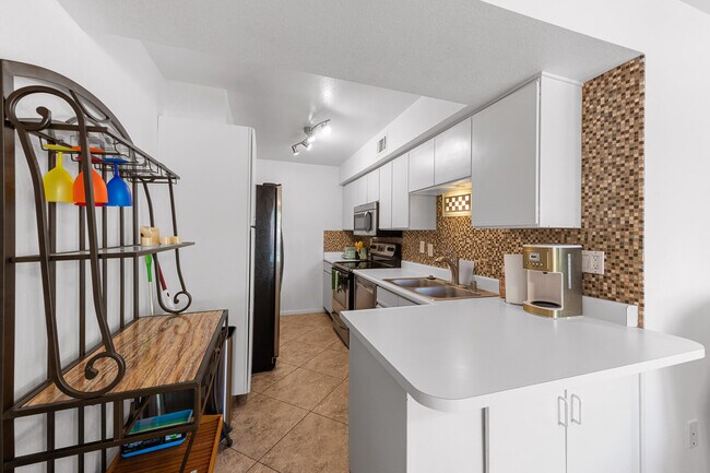 Building Photo - 351 N Hermosa Dr