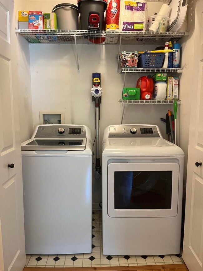 Building Photo - Beautiful Donelson Cottage With Private Fenced Yard