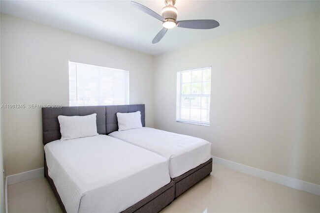 Building Photo - 2727 Calusa St