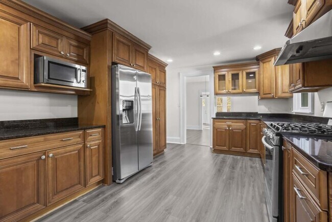 Building Photo - 2044 Fairhaven Cir NE