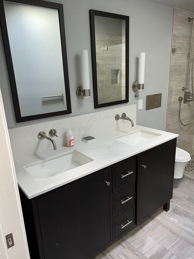 Building Photo - Palo Alto -Updated 3 Bedroom Condo In A Highly Sought After Neighborhood