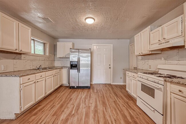 Building Photo - 10613 Buffum St