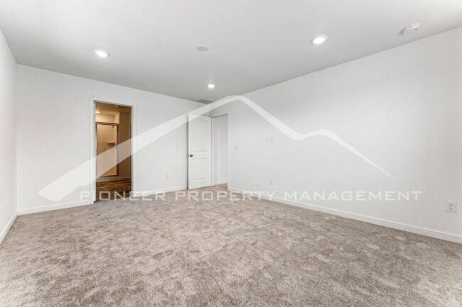 Building Photo - Charming Townhouse with Washer/Dryer and Garage
