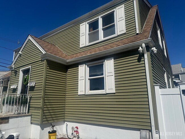 Building Photo - 84 2nd St