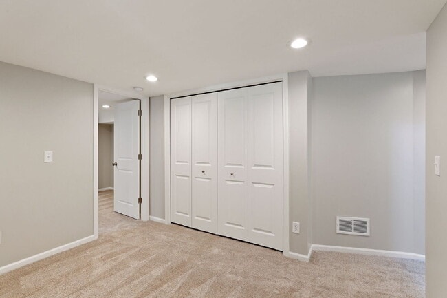 Building Photo - Spacious 4BR/2BA Duplex — Available August...