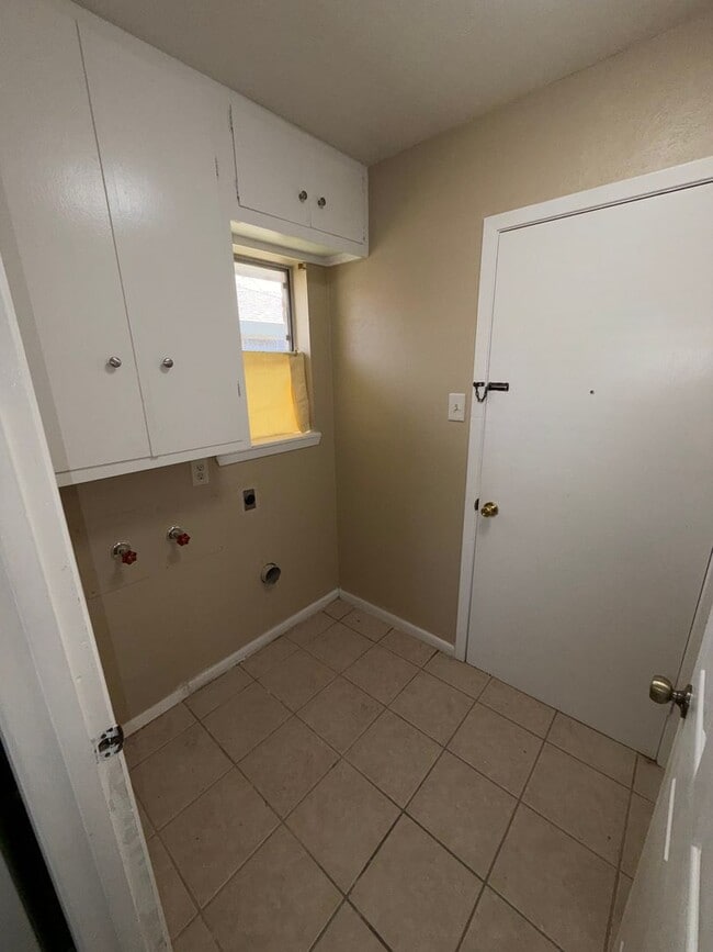 Building Photo - 5313 Carriage Ln