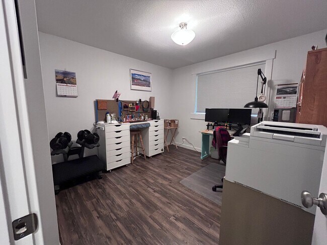 Building Photo - 3 Bedroom 2 Bath home in south Bellingham with a 2-car garage