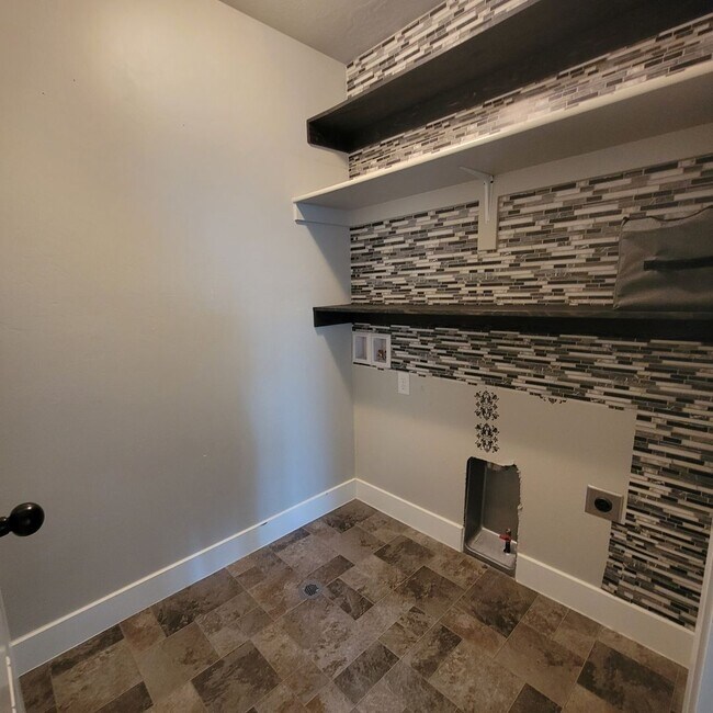 Building Photo - Spacious Modern Townhome