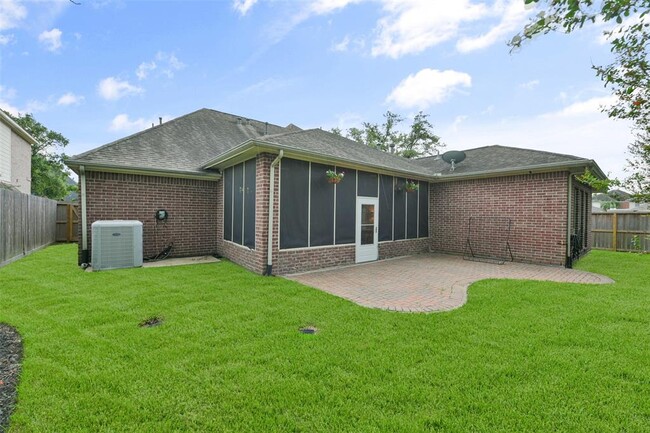 Building Photo - 1008 Elm Pointe