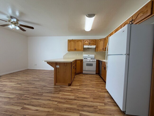 Building Photo - 65 S 400 W St