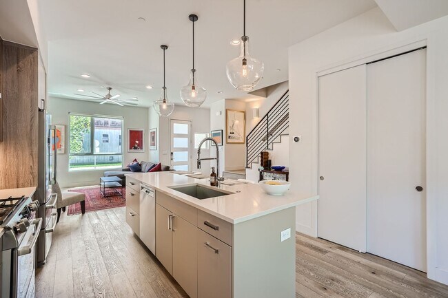 Building Photo - Modern 3 BDR S'Park Boulder Townhome