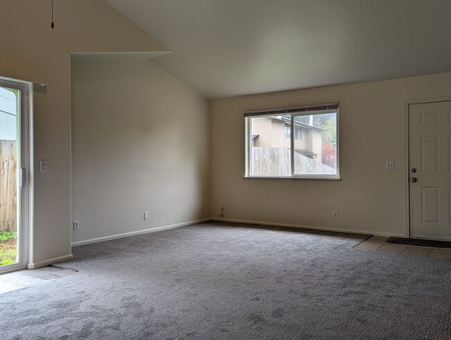 Building Photo - 2-Bedroom, 1-Bath Duplex In Thurston Area of Springfield!