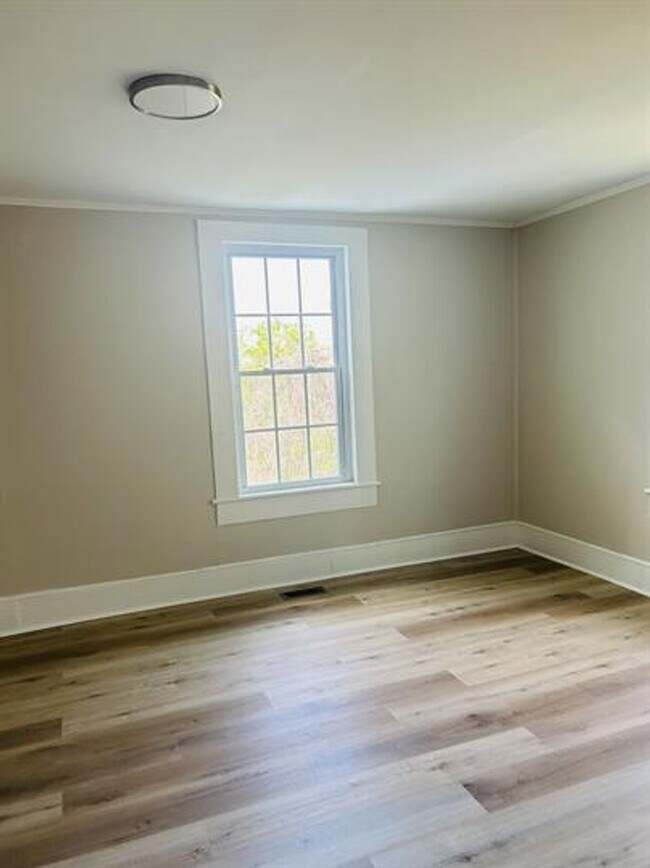 Building Photo - 3/2 Available Now!