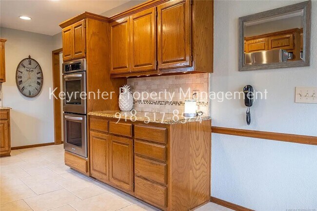 Building Photo - Large | 4 Bed | 3 Bath | South Tulsa