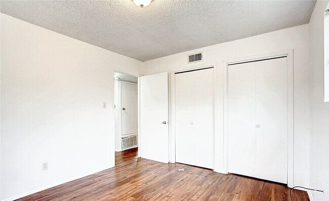 Building Photo - 728 Martindale Rd
