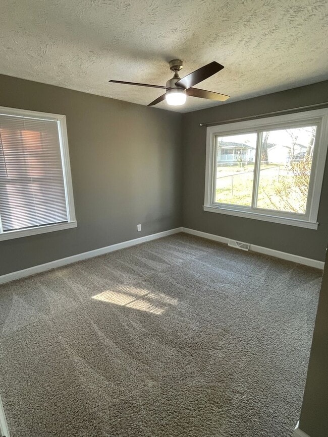 Building Photo - Huge home with bonus room and fenced in ba...
