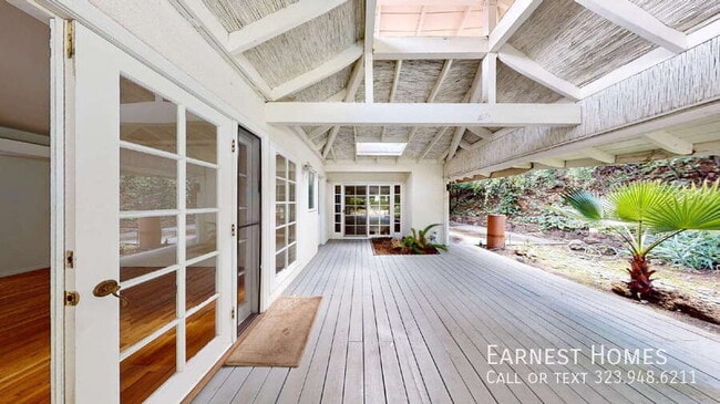 Building Photo - 4121 Hayvenhurst Dr