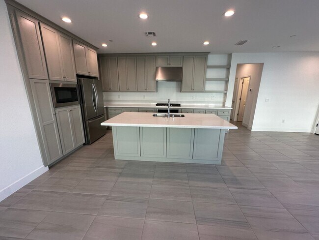 Building Photo - Spacious 4 Bed 2.5 Bath Home in Mountain House with Solar!