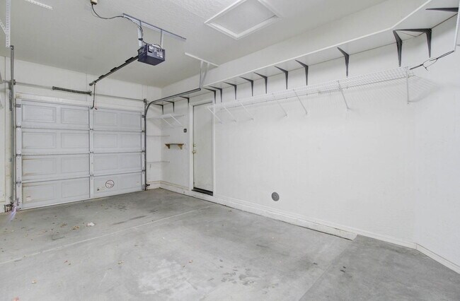 Building Photo - 2026 E County Down Dr