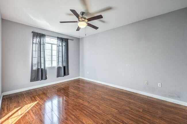 Building Photo - 1830 N Buffalo Dr