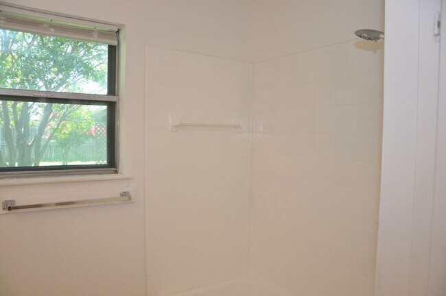 Building Photo - 2 Bedroom 1 Bath 1 Car Garage in Heart of ...