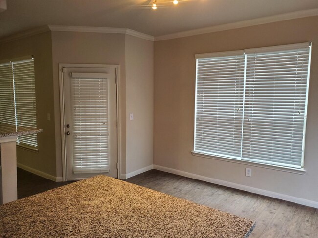 Building Photo - 906 Allen St