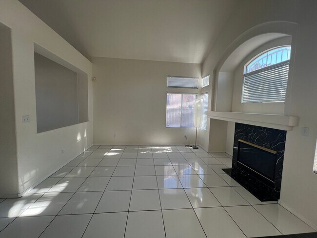 Building Photo - Don't Miss Out On This Beauty