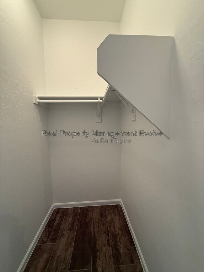 Building Photo - 1234 W Remington Dr