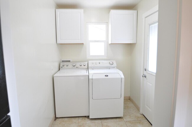 Building Photo - 1046 Fewtrell Dr