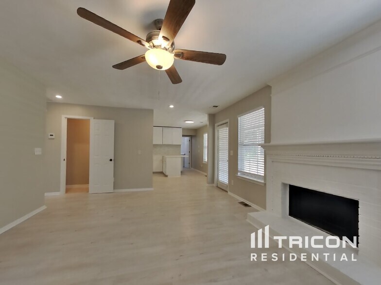 Building Photo - 1951 Hidden Valley Dr SW