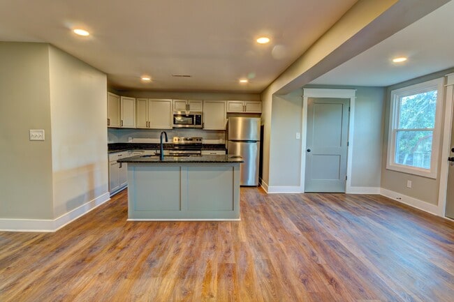 Building Photo - 824 2nd St