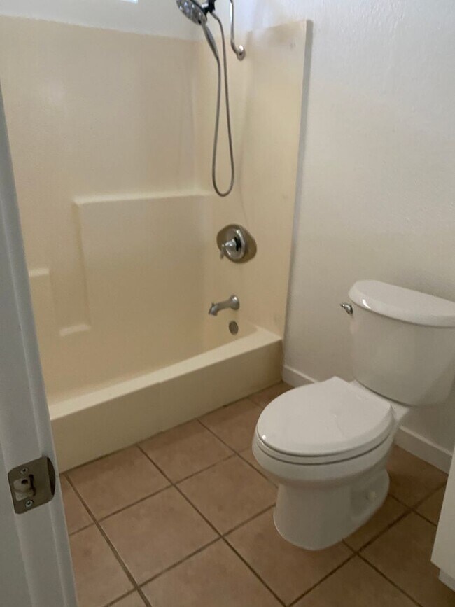 Building Photo - Louise