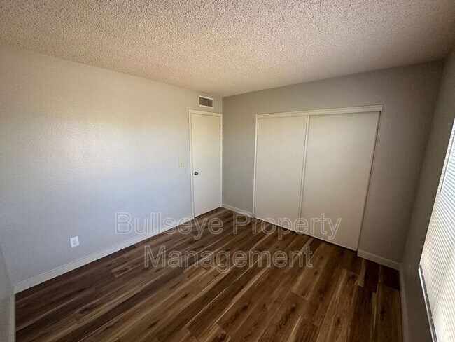 Building Photo - 9623 N 70th Dr