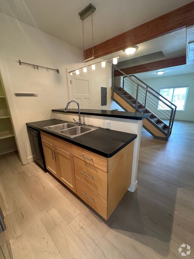 Building Photo - 2 bedroom, 2.5 bathroom townhome at Lincol...