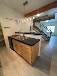 Building Photo - 2 bedroom, 2.5 bathroom townhome at Lincol...