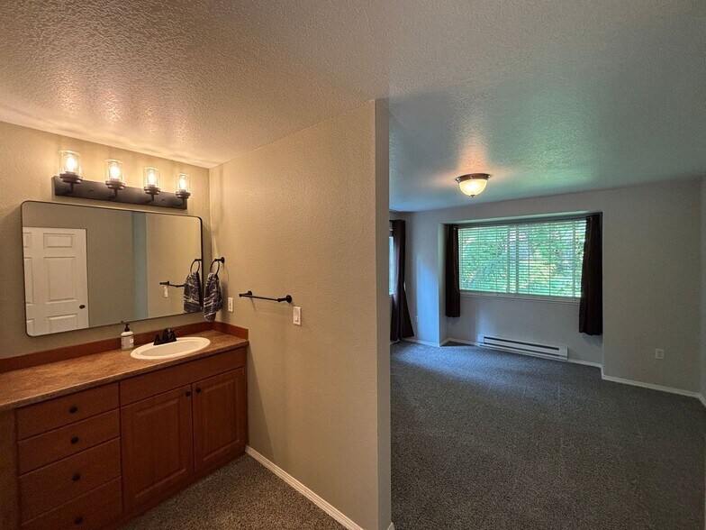 Building Photo - TWO FREE WEEKS - Country Club Condo!