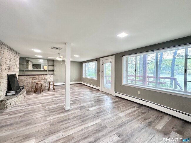 Building Photo - 542 Lake Dr