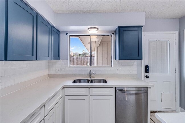 Building Photo - 985 Crossbill St