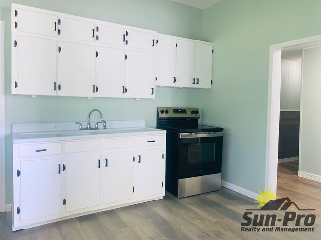 Building Photo - 136 W Pine Bluff St