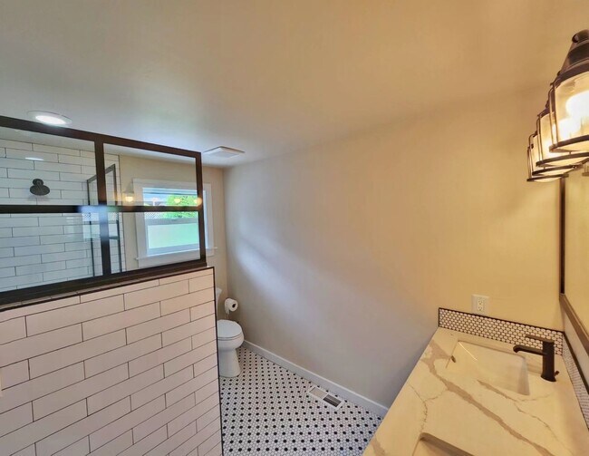 Building Photo - Beautilfully Remodeled 4 Bed 2.75 Bath Ram...
