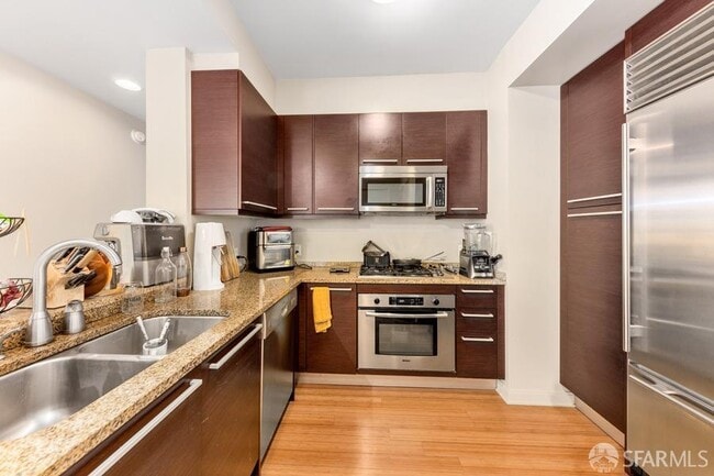 Building Photo - 425 1st St