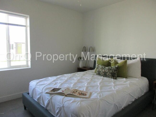 Building Photo - 646 N 10th Ave