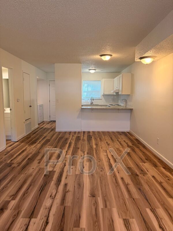 Building Photo - 504 N Betty Jo Dr