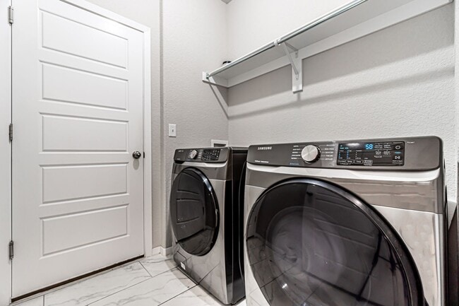 Building Photo - Newly built, 2 story home!