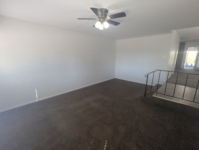 Building Photo - Single Story Home 4 bedroom + Enclosed pat...