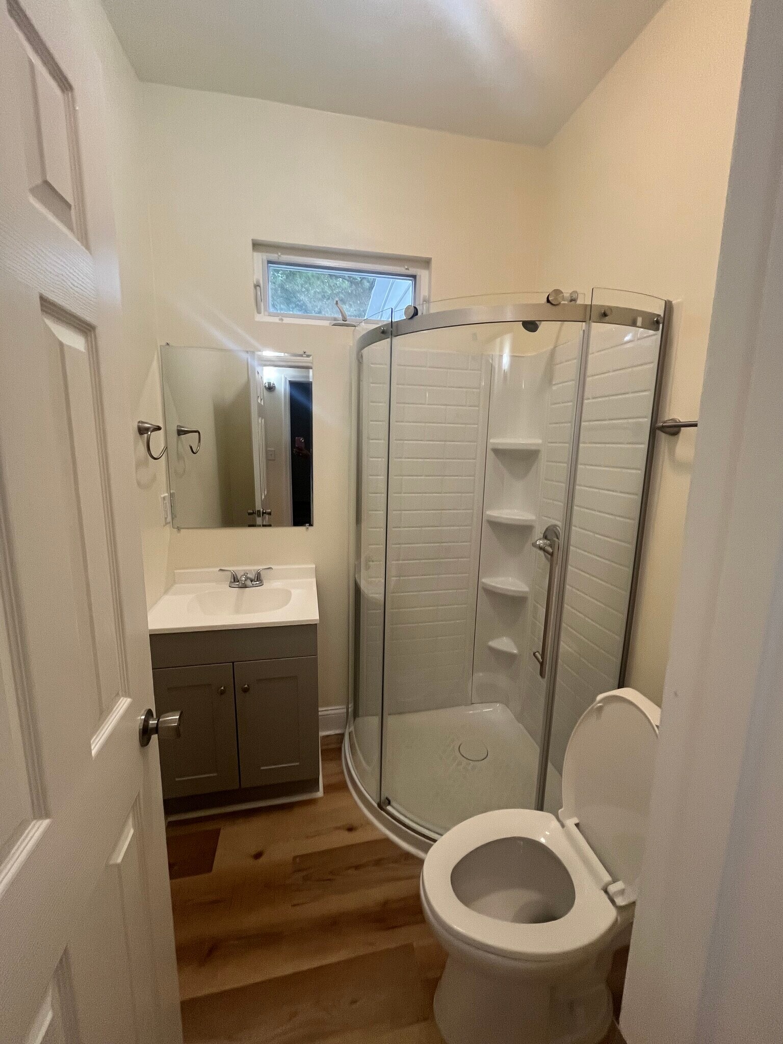 Main Bathroom - 405 Maplewood Ave NE