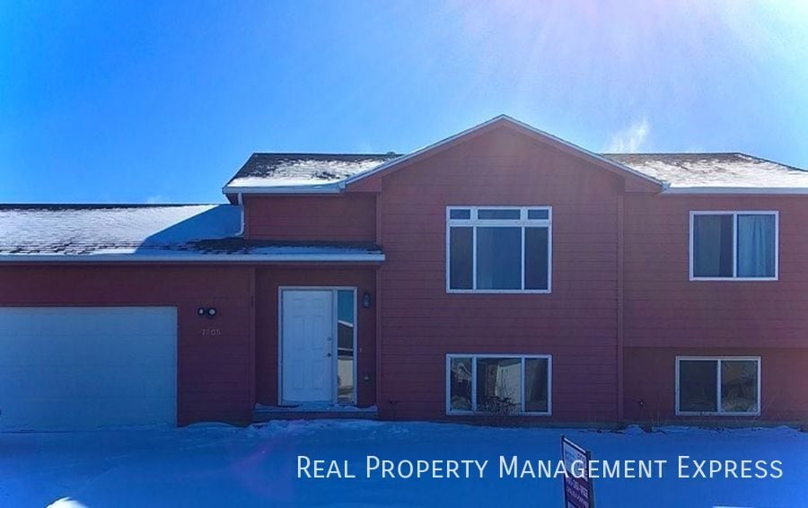 Building Photo - Spacious 4 Bedroom 2 Bath Home with attach...